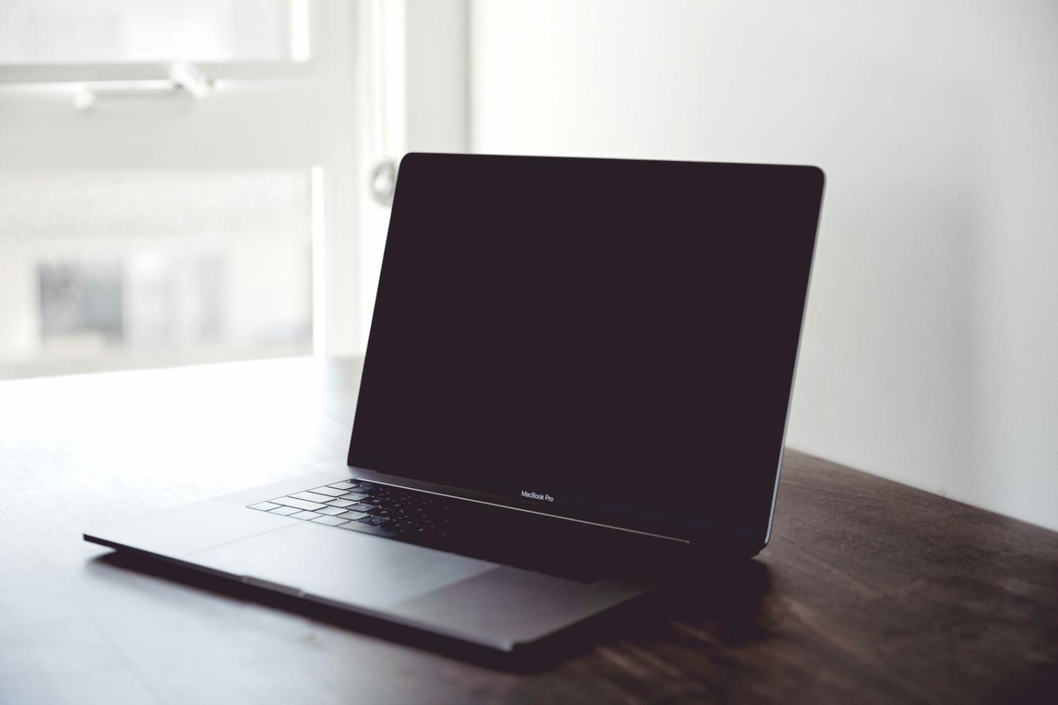 Arbeitsbereich mit Finanzdiagrammen und Analysetools