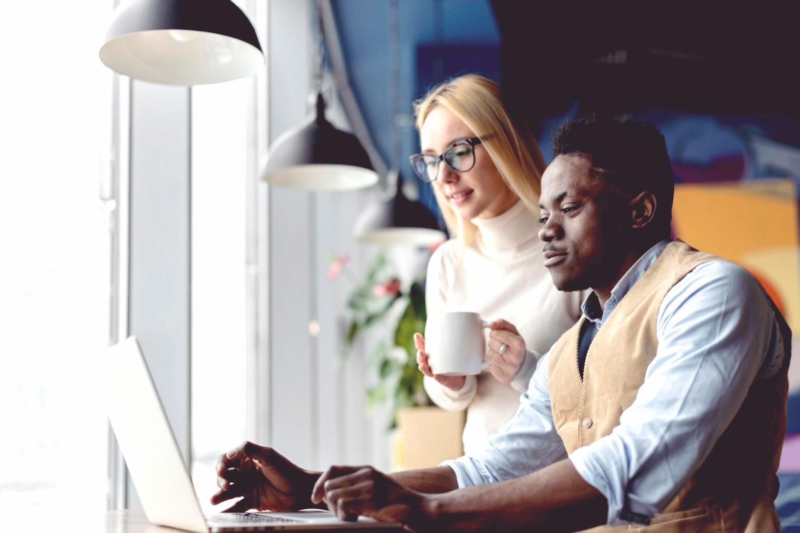 Finanzanalyst bei der Auswertung von Investment-Daten